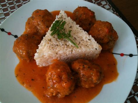 Yo ceno en casa: Albóndigas con tomate y arroz blanco.