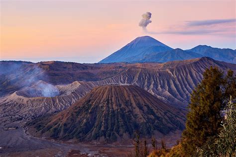 Sunrise over Gunung Bromo | Sunrise, Places worth visiting, Tourist destinations