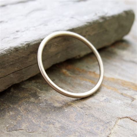 Simple Thin 14k White Gold Wedding Band in Smooth Hammered - Etsy