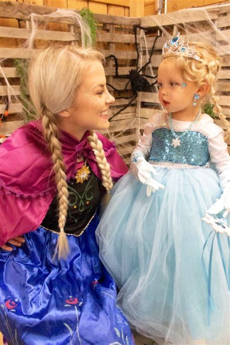 DIY ish Family Frozen Halloween Costume | Frozen halloween costumes ...