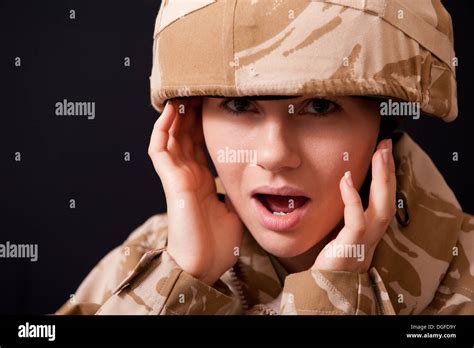 Female soldier uk hi-res stock photography and images - Alamy