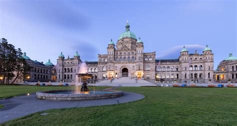 Premium Photo | Legislative assembly of british columbia in the capital ...