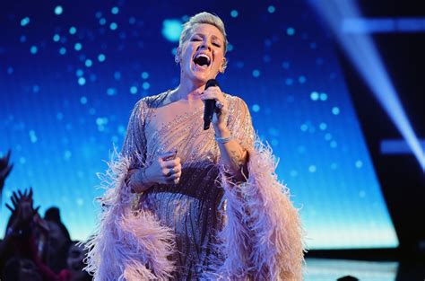 P!nk dances, floats over the ocean and promises she's got you in ...