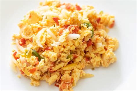 Huevos a La Mexicana (Mexican Style Eggs) - Thrift and Spice