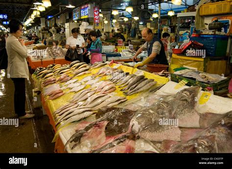 Noryangjin fish market, largest fish market in Seoul, Seoul, Korea Stock Photo - Alamy