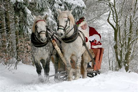 Santa's Christmas Sleigh Ride - 4K Ultra HD Wallpaper by annca