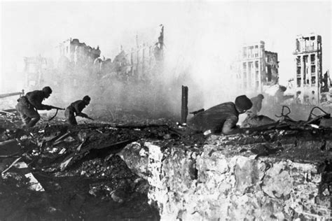 Battle Of Stalingrad Facts For Kids | DK Find Out