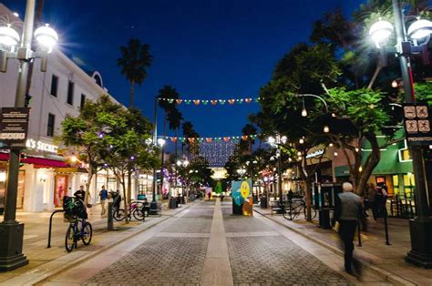 Downtown Santa Monica/3rd Street Promenade - Santa Monica, CA | Pet Friendly Travel