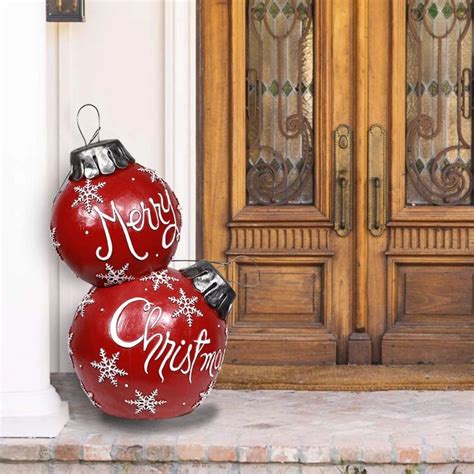 Oversized Christmas Ornaments Are The Biggest Thing in Outdoor Holiday Décor | Large outdoor ...