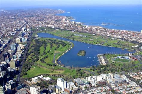 Parks Victoria mulls downsizing 18-hole golf course to enlarge Albert Park | ArchitectureAU