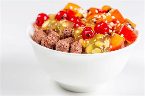 White bowl with corn balls and fruit on a white background - Creative Commons Bilder