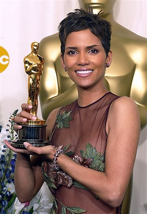 Halle Berry, 2002 | Best Beauty Looks at the Oscars | POPSUGAR Beauty ...