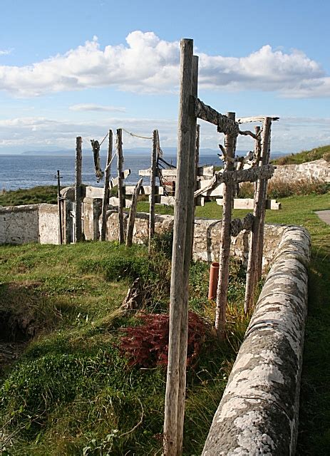 Driftwood Fence © Anne Burgess cc-by-sa/2.0 :: Geograph Britain and Ireland