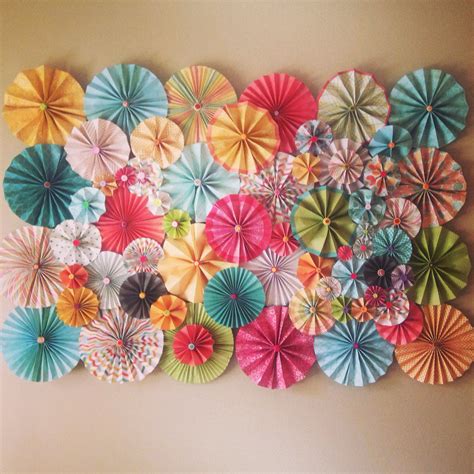 Paper rosettes! http://www.howdoesshe.com/chic-paper-rosette-backdrop-tutorial/ | Paper rosettes ...