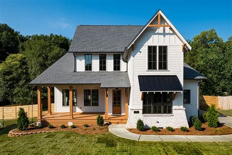 Farmhouse-Style Home Inspired by Chip & Joanna Gaines - Home Bunch ...