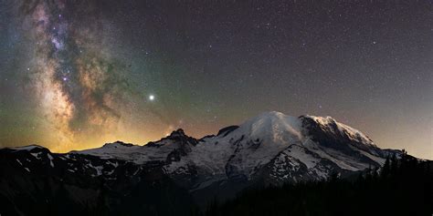 Mount Rainier looking incredible under the night sky (OC) [2048x1024 ...