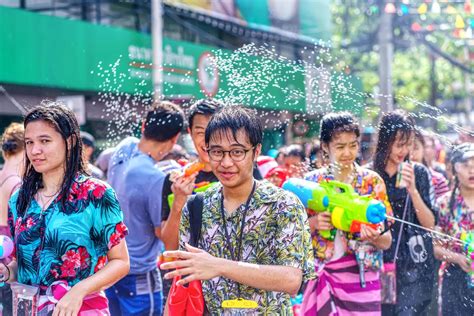 siam fyrkant, Bangkok, thailand - apr 13, 2019 kort verkan av människor ...