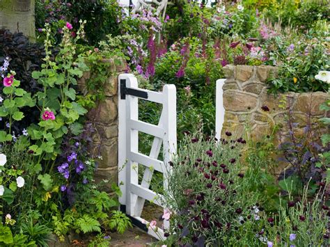 30+ English Garden Design Ideas Turn Your Backyard into A Charming Oasis