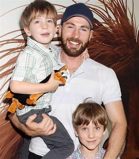 CHRISTOPHER ROBERT EVANS 🌏 on Instagram: “Chris Evans with kids 😍😍😍 ...