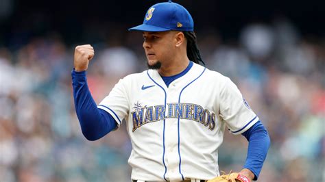 Luis Castillo extension: Mariners agree to five-year deal with righty ...