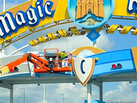 PICS! Repainting Continues on the Magic Kingdom Entrance Sign! - Disney by Mark