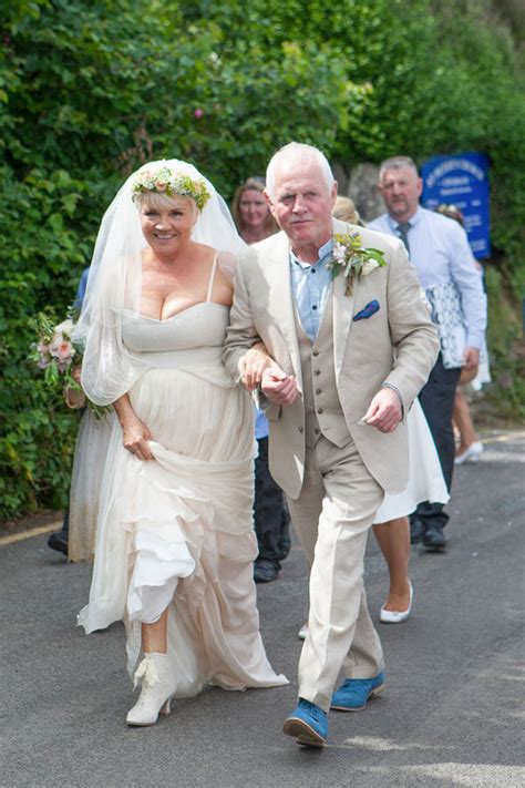 Emmerdale couple Chris Chittell and Lesley Dunlop get married in ...