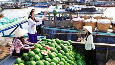 Ca-Mau-Floating-Market-Top-10-Tourist-Attractions-in-Ca-Mau - Scooter Saigon Tours