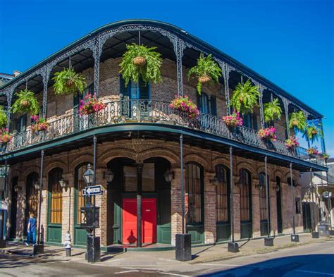 The 8 Types of Colonial Houses Explained (Plus 18 Photo Examples in America) - Home Stratosphere