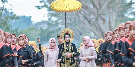 Pakaian Adat Pengantin Wanita Suku Sasak, Lombok NTB dan Makna Simbolisnya.