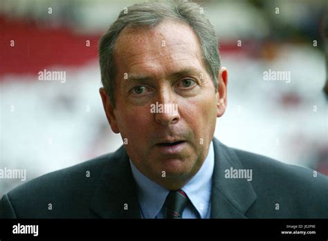 GERARD HOULLIER LIVERPOOL MANAGER ANFIELD LIVERPOOL 30 July 2002 Stock Photo - Alamy