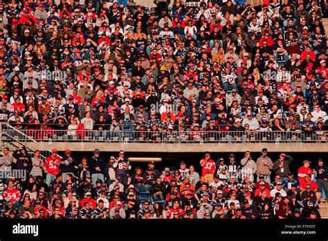 Football stadium crowd hi-res stock photography and images - Alamy