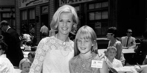 Melanie Griffith Tenderly Hugs 'Elegant' Mom Tippi Hedren, 92 ...