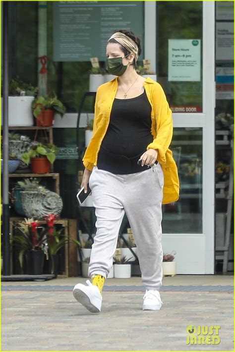 Halsey Shares a Peek of Her Baby Bump While Running Errands: Photo 4545525 | Pregnant ...