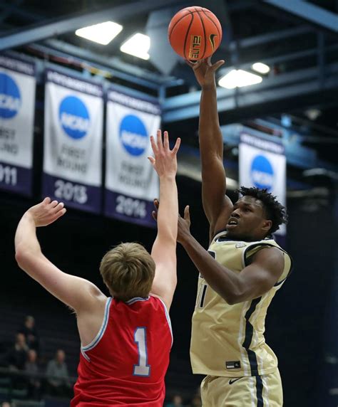 Enrique Freeman powers University of Akron Zips to men's basketball win ...