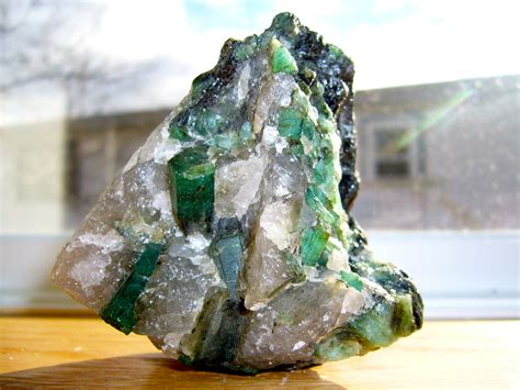 File:Emerald in a quartz and pegmatite matrix.JPG - Wikimedia Commons