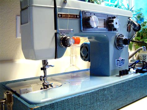 DRESSMAKER 7000 SEWING MACHINE