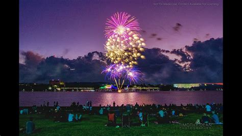 NYE 2022 9pm Fireworks over Lake Burley Griffin in Canberra - YouTube