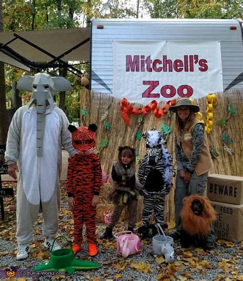 Mitchell's Zoo Family Halloween Costume | Easy DIY Costumes