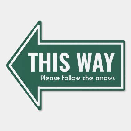 this way sign pointing to the right with an arrow pointing in opposite ...