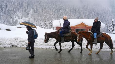 Snowfall in Jammu and Kashmir's Sonmarg, night temperature rises in many places : UPSRTC