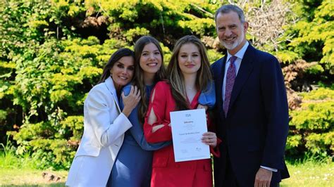 Selfies, abrazos y mucha emoción, la euforia de la reina Letizia en la graduación de Leonor in ...