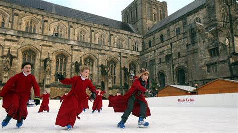 Southampton Christmas rink shuts after ice melts - BBC News