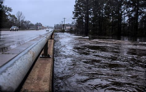 Baton Rouge Flooding Leaves At Least 4 Dead, 20K Rescued | Majic 102.3 ...