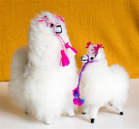 Alpaca Fur Ornament Llamas Figure 6 in 4 in Tall Set of 2 - Psperu