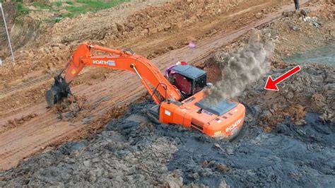 HITACHI EXCAVATOR STUCKING IN DEEP MUD, MACHINERY EXCAVATOR WORKING IN DEEP MUD - YouTube