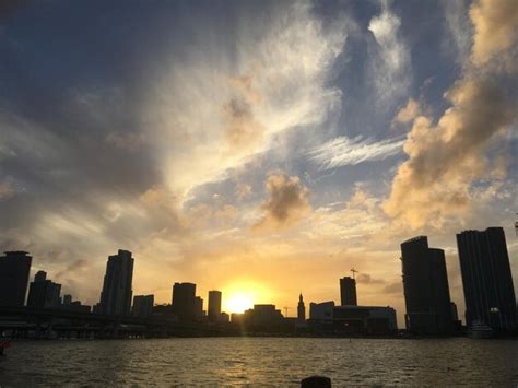 Premium Photo | Sunset - miami skyline