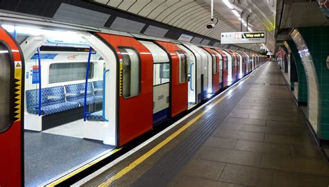 overyourhead: "The Next Train..." #VictoriaLine now run every 100 seconds...