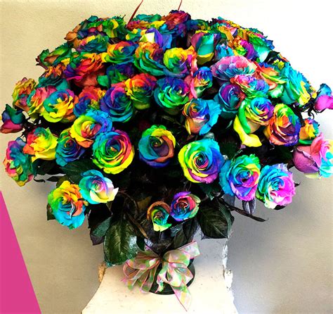 Jarrón de 100 rosas arcoiris – Flores y Expresiones