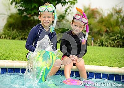 Kids Splashing In Pool Stock Photo - Image: 32994290