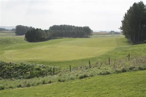 A green at Turnberry golf course © Malcolm Neal cc-by-sa/2.0 :: Geograph Britain and Ireland